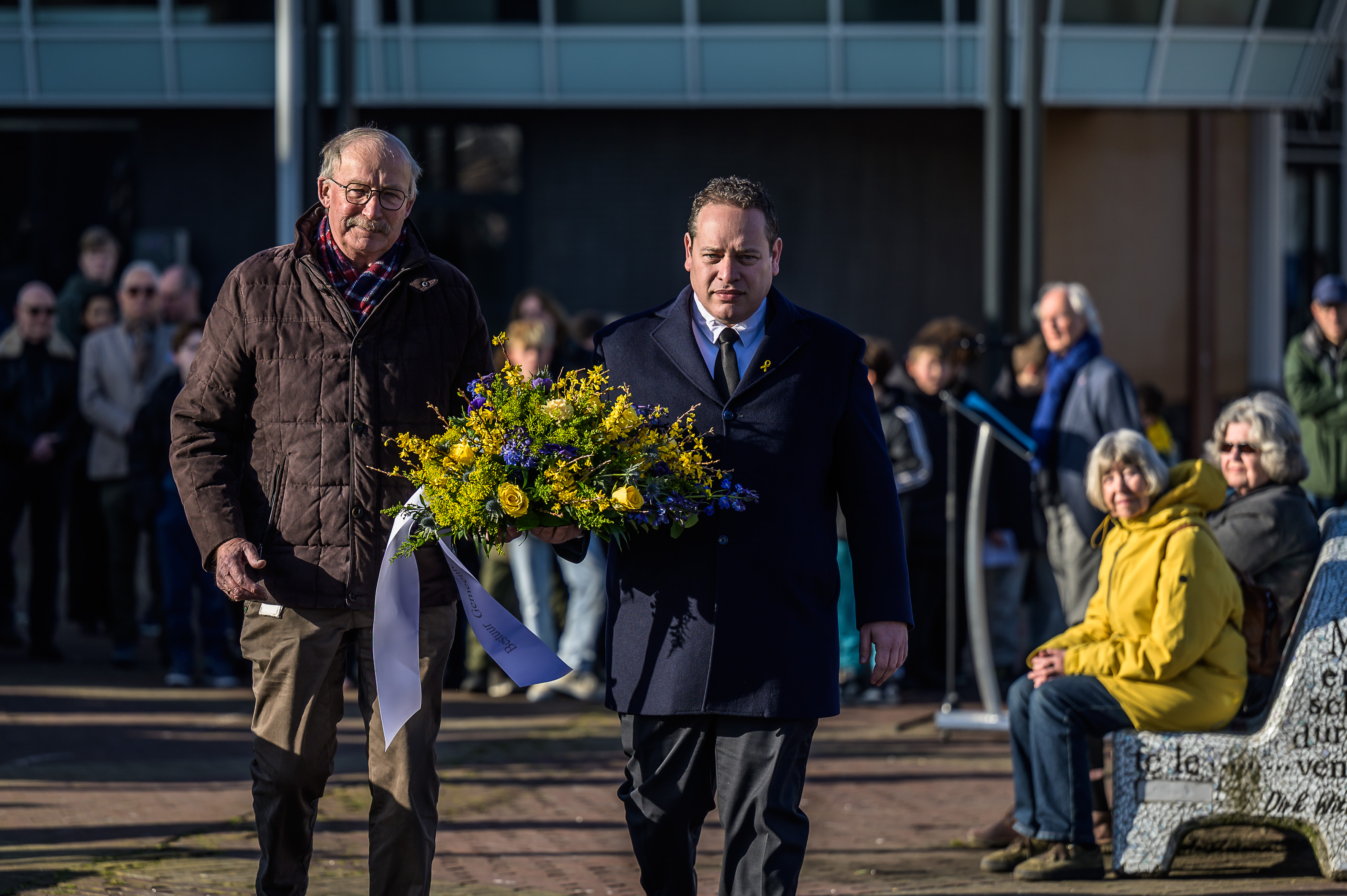 Wethouder Taams en burgemeester Polak met bloemstuk