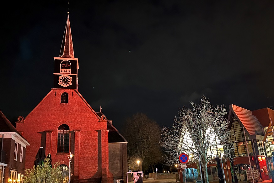 Grote Kerk in Oostzaan kleurt oranje voor Orange the World