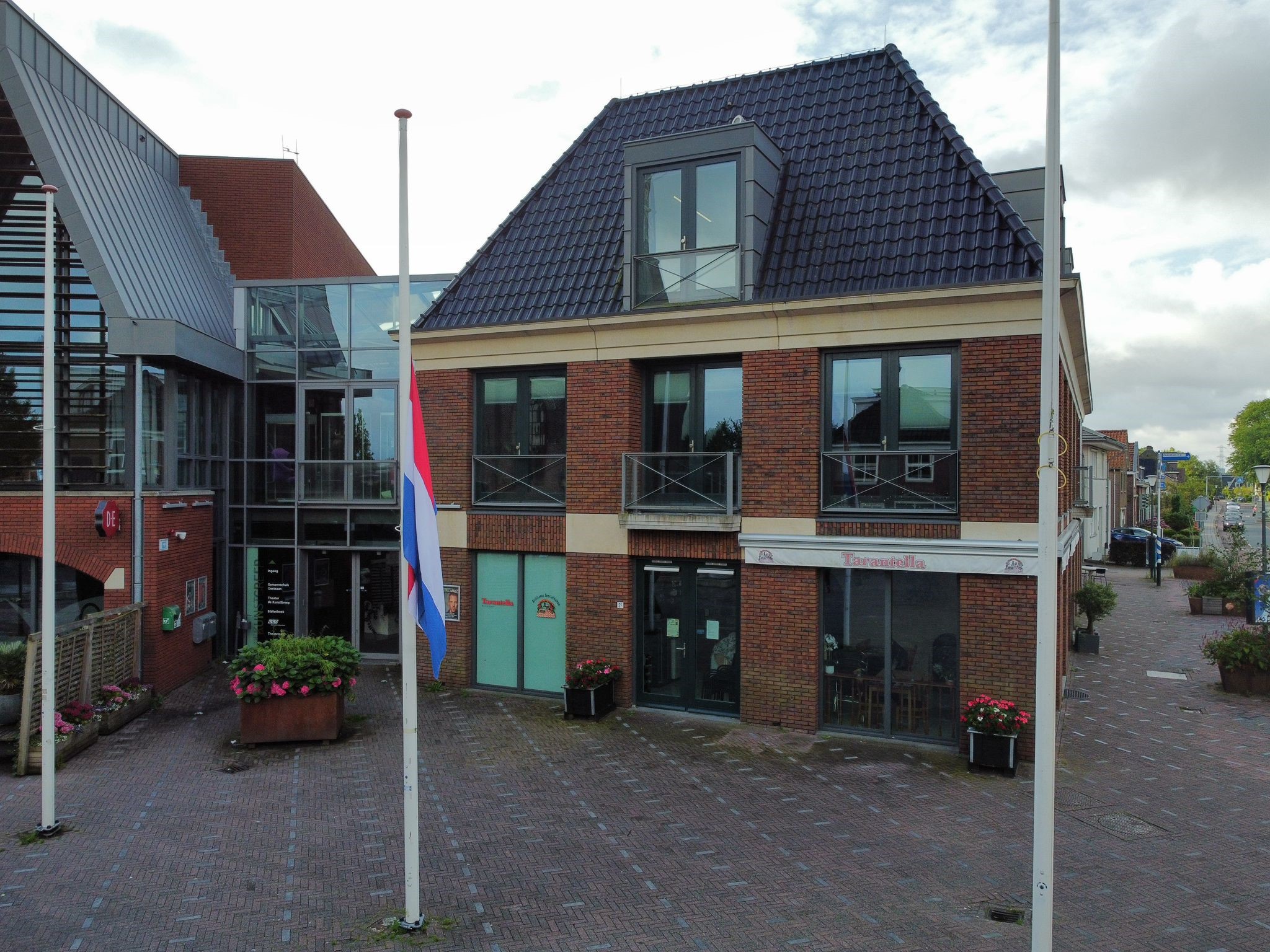 Vlag halfstok voor gemeentehuis Oostzaan