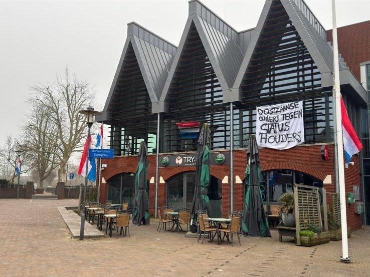 Gemeentehuis Oostzaan met spandoek