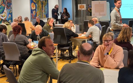 Mensen van de burgeradviesraad met elkaar in gesprek