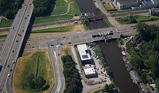 luchtfoto van de brug bij Krommenie