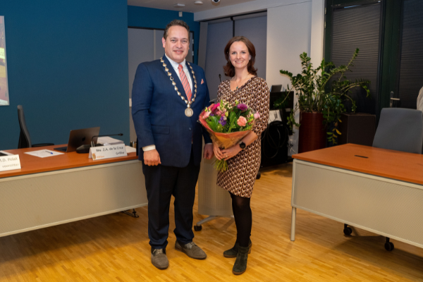 Hester ontvangt bloemen van burgemeester Marvin Polak