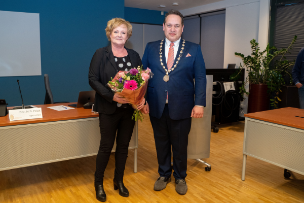 Lize ontvangt bloemen van burgemeester Marvin Polak