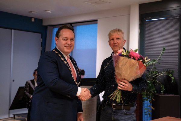 Martin ontvangt bloemen van burgemeester Marvin Polak
