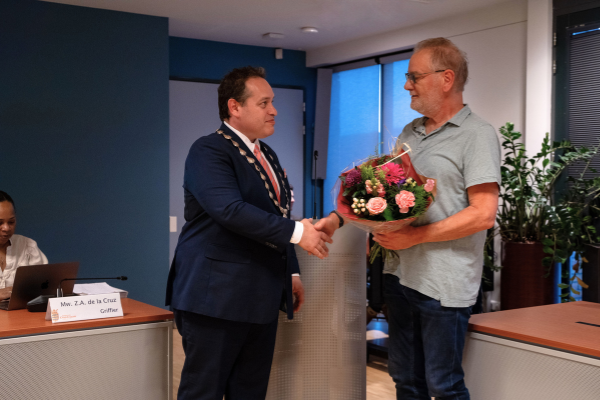 Frank ontvangt bloemen van burgemeester Marvin Polak