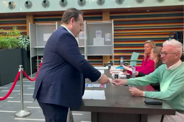 Burgemeester Marvin Polak brengt stem uit
