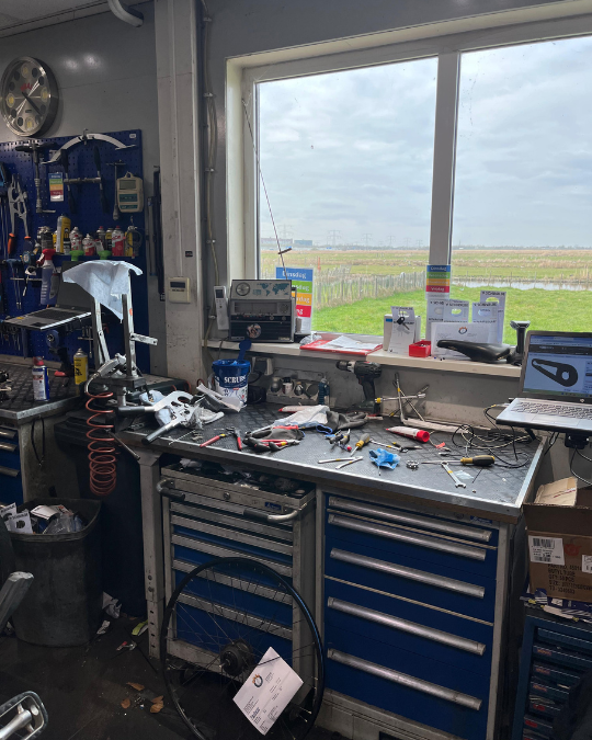 De werkplaats met het Oostzanerveld op de achtergrond