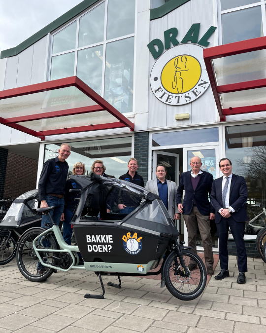 Het college van burgemeester en wethouders op bezoek bij Dral Fietsen