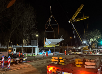 Een brugdeel wordt op zijn plaats gehesen