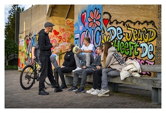 Jong Oostzaan en jongerenwerkers voor de Grote Kerk