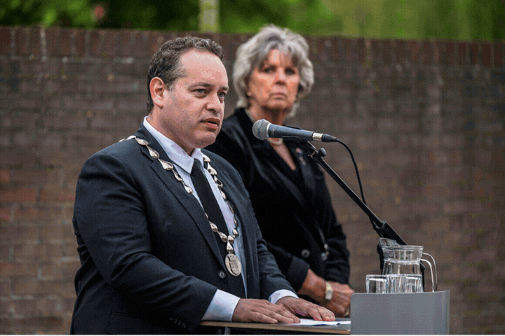 Sfeerimpressie van dodenherdenking in Oostzaan