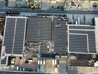 Luchtfoto van de zonnepanelen op het dak van VHC