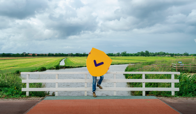 Man met logo denk vooruit op brug
