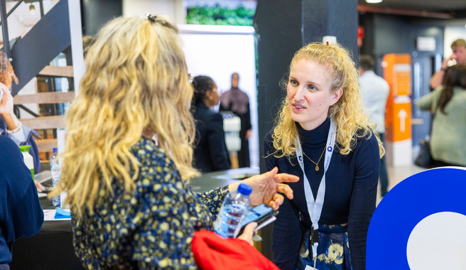 Twee vrouwen in gesprek bij het Regionaal wekcentrum Zaanstreek-Waterland