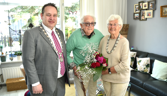 Ad en Ans Woestenberg op de foto met burgemeester Marvin Polak