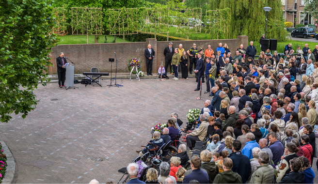 Publiek bij Dodenherdenking 4 mei 2026