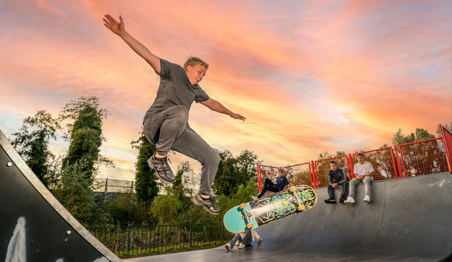 Foto van jongeren op de skatebaan in Oostzaan