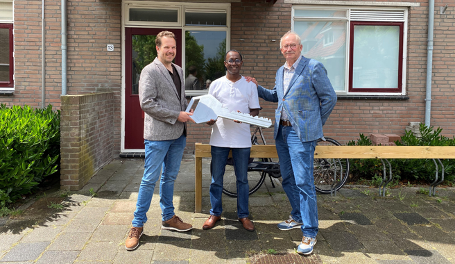 Bestuurder WOV Rudi van Aert overhandigt symbolisch de sleutel aan Ahmed Ali directeur van DWQ