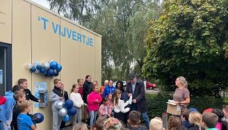 Wethouder Taams bij de opening van het Watertappunt