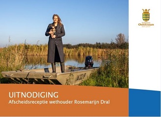 uitnodigingskaart afscheidsreceptie wethouder Rosemarijn Dral met foto van Rosemarijn met hondje op de arm, staand op een boot in rietkraag Oostzanerveld